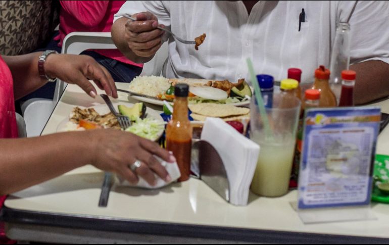 Señalan que es un mito creer que al cuidarse entre semana se puede comer en exceso sábado y domingo, pues esa situación puede favorecer el aumento de peso. EL INFORMADOR / ARCHIVO
