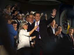 Guaidó, acompañado por su madre Norka Márquez, posa junto con varios simpatizantes. AFP/S. Martínez