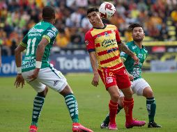 Luis Ángel Mendoza (c) de Morelia, disputa el balón con Yairo Moreno (i) y Jean Meneses (d) de León, este sábado. EFE/L. Granados
