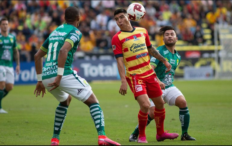 Luis Ángel Mendoza (c) de Morelia, disputa el balón con Yairo Moreno (i) y Jean Meneses (d) de León, este sábado. EFE/L. Granados
