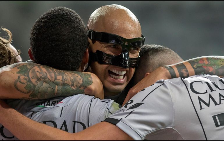Ariel Nahuelpan (d), de Gallos Blancos de Querétaro, festeja una anotación ante Rayados de Monterrey este sábado. EFE/M. Sierra