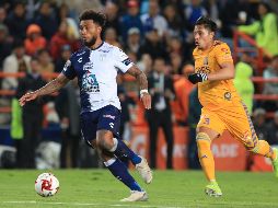 El delantero Colin Kazim-Richards, de Pachuca (i), disputa el balón este sábado con el defensor Carlos Salcedo (d), de Tigres. EFE/D. Martínez