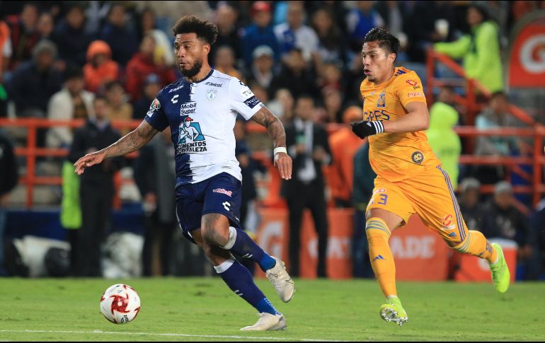 El delantero Colin Kazim-Richards, de Pachuca (i), disputa el balón este sábado con el defensor Carlos Salcedo (d), de Tigres. EFE/D. Martínez