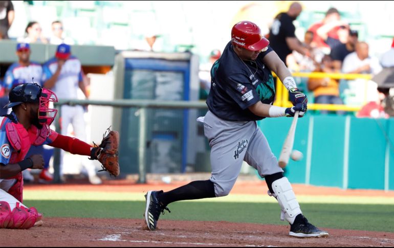 Dariel Álvarez. El jugador de Charros, quien refuerza a Tomateros, durante un turno al bate. EFE/T. Llorca