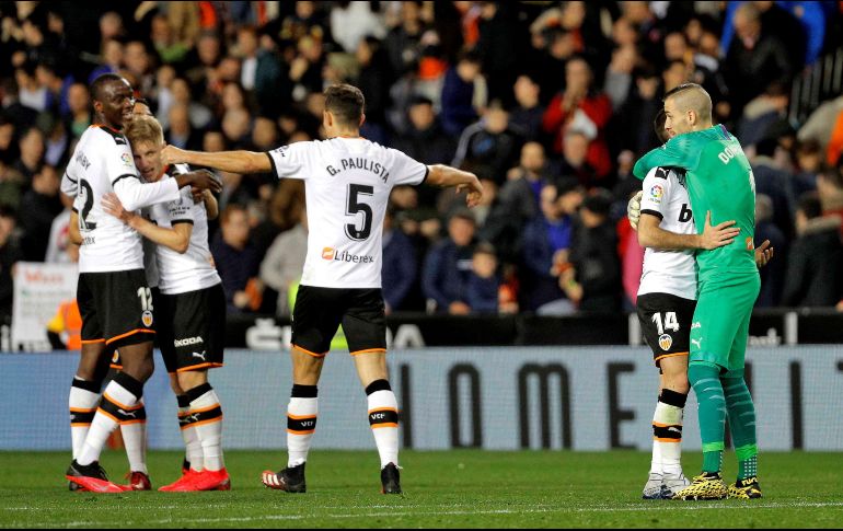 El conjunto naranjero festeja tras dejar al Celta en los últimos peldaños de la tabla. EFE/M. Bruque