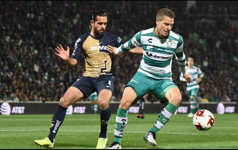 Julio Furch puso en ventaja al Santos, que al final igualó ante la UNAM. AFP/A. Galindo