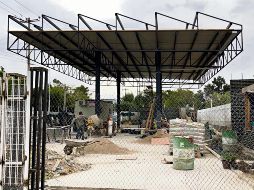 No han terminado los ingresos, por lo que los peatones tienen que bajar de la banqueta. EL INFORMADOR/R. Rivas