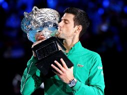 Con su título Djokovic se convierte en el primer jugador de la era moderna (desde 1969) en ganar torneos de Grand Slam en tres decenios diferentes. EFE / R. Prezioso