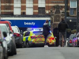 La policía instó a los ciudadanos a evitar acercarse a la zona de los hechos, mientras los servicios de emergencia intervenían para atender a los heridos. EFE