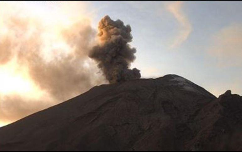 El Cenapred reiteró su exhorto a la población para no acercarse al volcán y sobre todo al cráter. TWITTER / @CNPC_MX