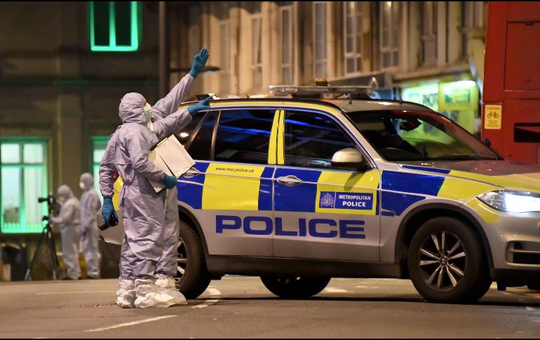 La zona continúa acordonada y cortada al tráfico mientras policías investigan. AP/A. Pezzali