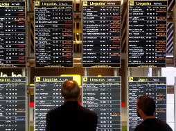 Los paneles de información del aeropuerto Adolfo Suárez Madrid-Barajas muestran vuelos retrasados o desviados tras el cierre del espacio aéreo. AP/P. White