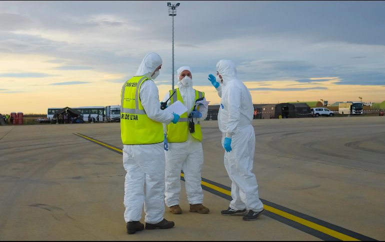 En el avión que utilizó el gobierno de Francia salieron 250 personas, entre ellas 65 de aquel país, y los 10 mexicanos. AP / A. Rataj
