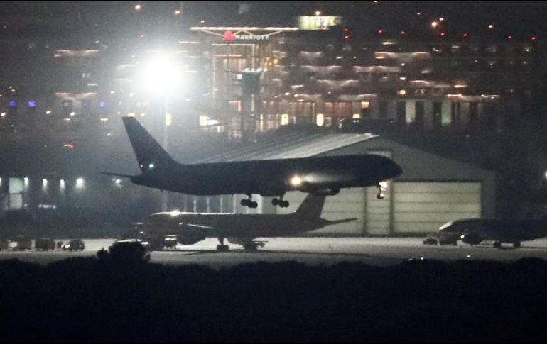 El avión de Air Canadá en el momento de su aterrizaje en el aeropuerto madrileño. EFE/ Mariscal