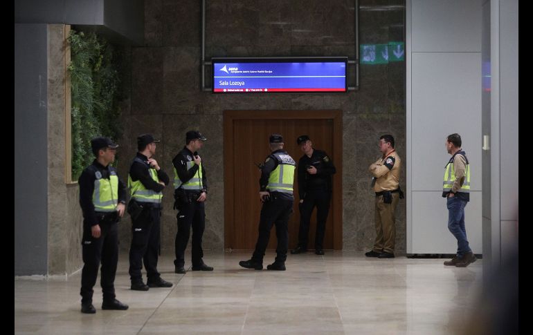 Una vez en tierra, los pasajeros del vuelo Air Canada descansaron en la Terminal 1 de Madrid-Barajas. EFE / R. Jiménez