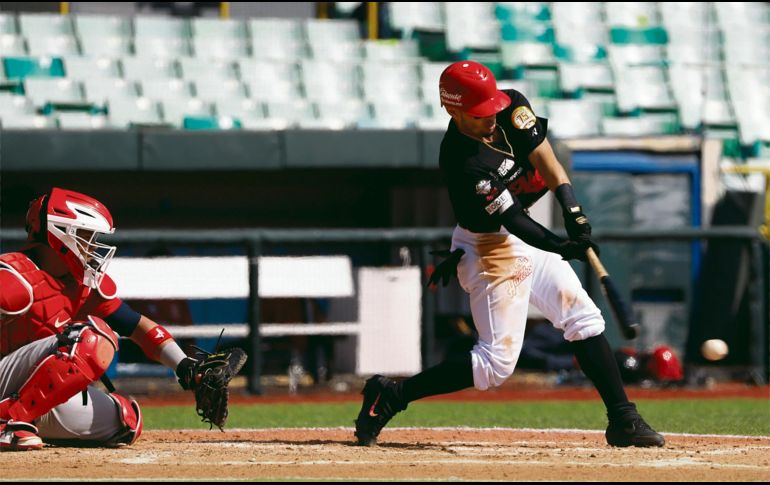 Prueba superada. Rico Noel, de la novena mexicana, conecta la bola durante un turno al bate en el juego de ayer ante los panameños. EFE