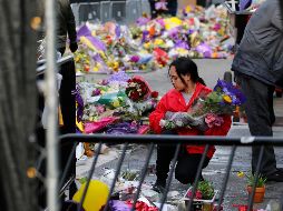 Recolección. Las flores dejadas desde el pasado domingo 26 de enero serán transformadas en composta y los objetos serán catalogados y llevados a la familia Bryant. AP / R. Saxon