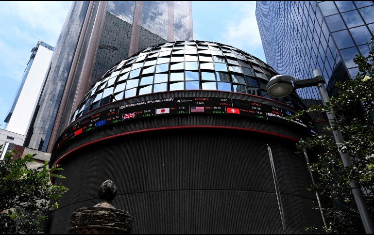 Luego del día feriado en México, este martes reanuda operaciones el mercado bursátil nacional con una apertura de 44 mil 330.97 unidades. AFP / ARCHIVO