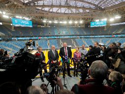 El director de Estadios de la UEFA, Andreas Schär (C), dice que hasta el momento el brote no puede influir en la realización del evento. EFE / A. Maltsev