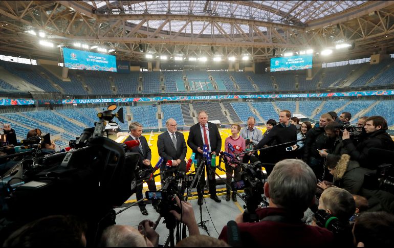El director de Estadios de la UEFA, Andreas Schär (C), dice que hasta el momento el brote no puede influir en la realización del evento. EFE / A. Maltsev