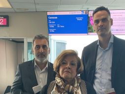 La comitiva de la CIDH integrada por su presidenta, Esmeralda Arosemena (c); el secretario ejecutivo, Paulo Abrão (d), y el relator especial para la Libertad de Expresión, Edison Lanza (i), este martes en el aeropuerto de Ciudad de Panamá. EFE/ CIDH