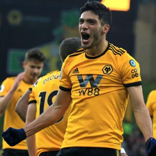 Raúl Jiménez salta a la cancha por el lobo mexicano