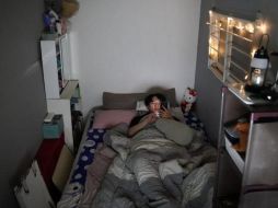 Oh Kee-cheol vive en un semisótano mientras ahorra para comprar su casa propia.