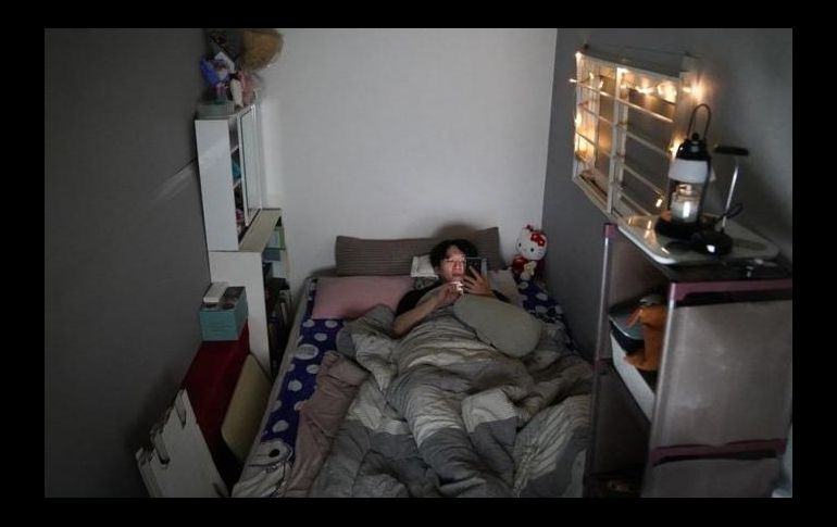 Oh Kee-cheol vive en un semisótano mientras ahorra para comprar su casa propia.