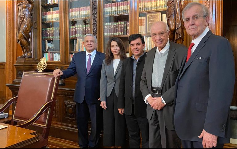 López Obrador con José Agustín Ortiz Pinchetti, Verónica Velasco, Enrique Galván Ochoa y Jesús Ramírez, integrantes del comité sobre la Constitución Moral. TWITTER@lopezobrador_