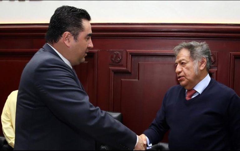 El presidente del STJE, Ricardo Suro Esteves, reconoció el trabajo de Herrera Palacios. Cortesía