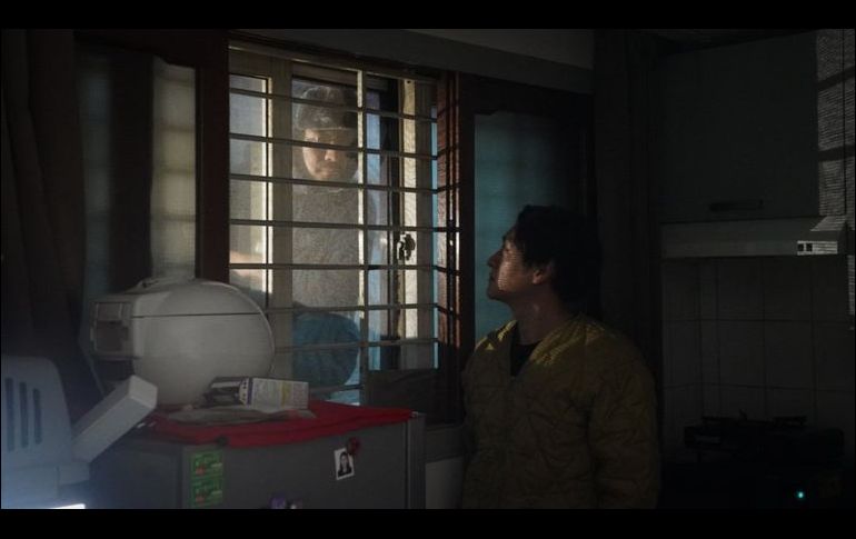 Desde la calle, se puede ver el interior del apartamento de Oh Kee-cheol a través de la ventana.