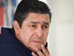 Perdido. Luis Fernando Tena espera encontrar la forma de que el Rebaño sea un vendaval al ataque y pueda defender de mejor manera. IMAGO7