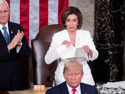 Nancy Pelosi rompió una copia del discurso del presidente Donald Trump (adelante), al final de la intervención del mandatario, en Washington. EFE/M. Reynolds
