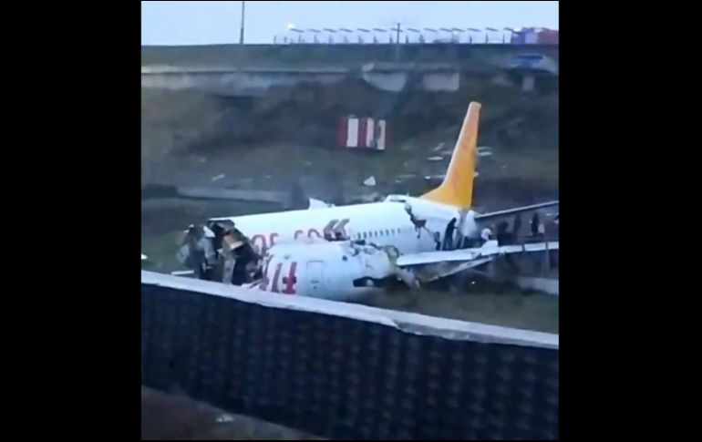 El aeropuerto de Sabiha Gökçen, que se halla en la parte asiática de la ciudad, ha quedado cerrado al tráfico. TWITTER / @Hsn_Erydn