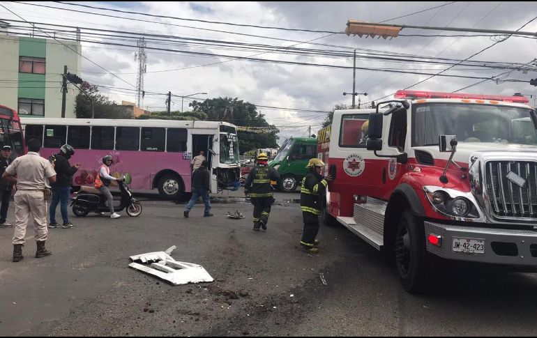 Los camiones involucrados fueron una unidad de la ruta 182-A y una de la ruta 52-B. ESPECIAL / Bomberos de Guadalajara