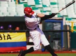 Dominantes. Rico Noel no puede conectar la bola durante un turno al bate en el juego de ayer. EFE