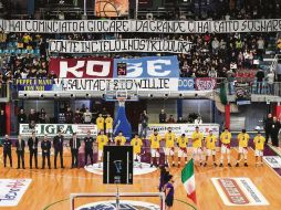Ceremonia. Jugadores del Rieti portaron playeras con los colores de los Lakers. EFE