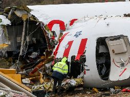 Personal de la aerolínea Pegasus trabaja hoy en los escombros del avión accidentado en el aeropuerto Sabiha Gokcen en Estambul. AP/E. Gurel