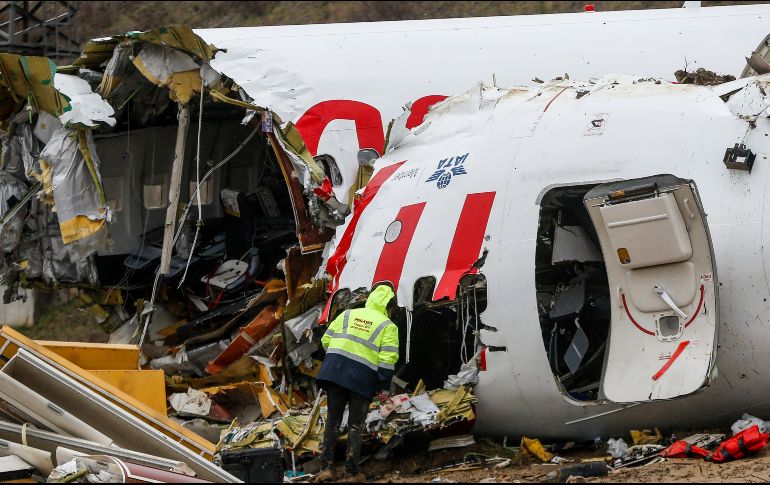 Personal de la aerolínea Pegasus trabaja hoy en los escombros del avión accidentado en el aeropuerto Sabiha Gokcen en Estambul. AP/E. Gurel