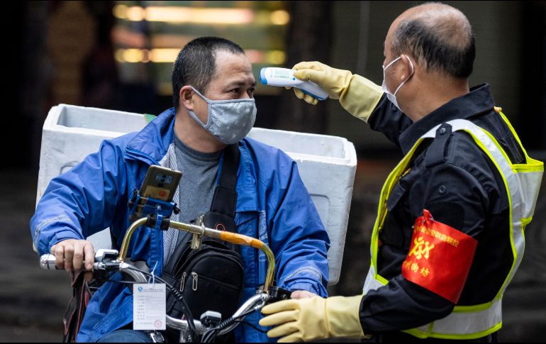 Dentro de los datos que se han detectado, están la transmisión de persona a persona, que hay mayor riesgo de contagio entre las personas mayores y aquellos con afecciones de salud subyacentes. EFE / EPA / A. Plavevski