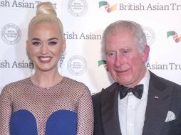 Katy Perrt  publicó en sus redes sociales una fotografía con el príncipe Carlos. TWITTER / @katyperry