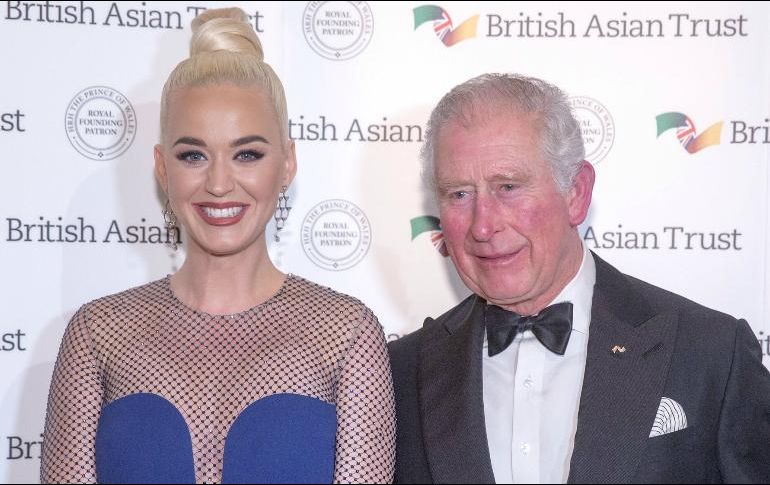 Katy Perrt  publicó en sus redes sociales una fotografía con el príncipe Carlos. TWITTER / @katyperry