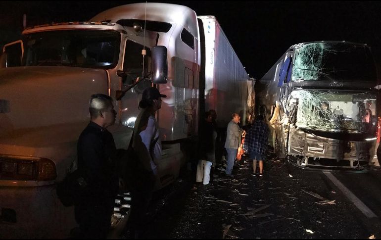 El percance se registró en el kilómetro 98 de la autopista San Juan de los Lagos-Jalostotitlán. ESPECIAL / Protección Civil Jalisco