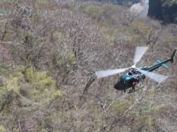 Los rescatistas se internaron por brechas al lugar en la búsqueda del sujeto; fue movilizado en una canastilla para extraerlo con apoyo del helicóptero de la Policía. ESPECIAL / Bomberos de Zapopan