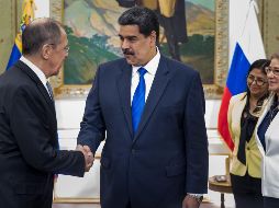 El presidente de Venezuela, Nicolás Maduro (d), recibe al ministro de Asuntos Exteriores, Serguéi Lavrov (i), este viernes en el Palacio de Miraflores, en Caracas. EFE/M. Gutiérrez
