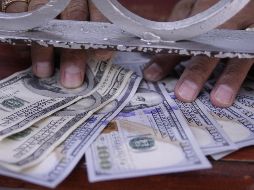 El billete verde se adquirió en un mínimo de 17.65 pesos en sucursales capitalinas. EL INFORMADOR/ARCHIVO