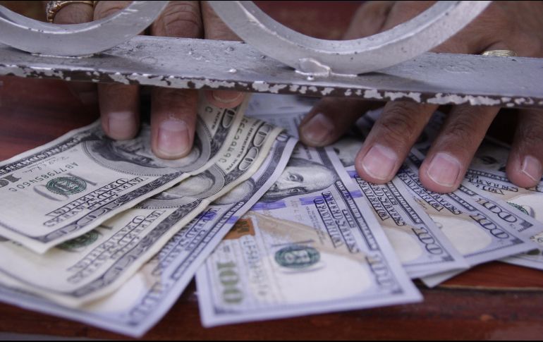 El billete verde se adquirió en un mínimo de 17.65 pesos en sucursales capitalinas. EL INFORMADOR/ARCHIVO