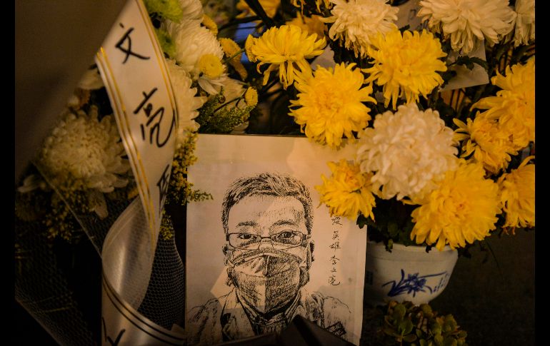 Una tarjeta con la imagen de Li dejada afuera del hospital. EFE/Shi Zhi