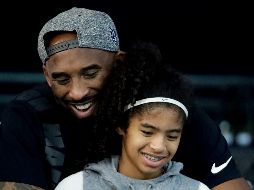 La fecha 2/24/20 representa el número 2 en la playera de Gianna, 24 el que utilizó Kobe en la segunda mitad de su floreciente carrera de basquetbolista y el 20 representan las 20 temporadas de la estrella de Lakers de Los Ángeles. AP / ARCHIVO