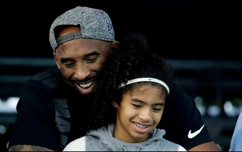 La fecha 2/24/20 representa el número 2 en la playera de Gianna, 24 el que utilizó Kobe en la segunda mitad de su floreciente carrera de basquetbolista y el 20 representan las 20 temporadas de la estrella de Lakers de Los Ángeles. AP / ARCHIVO